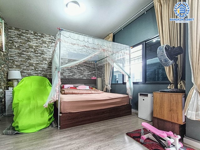 *****ทาวน์เฮ้าส์มือสอง นนทบุรี บ้านคุณภาพจากแบรนด์ Sansiri ม.สิริเพลส ติวานนท์ เนื้อที่ 21.40 ตร.ว. ฟังก์ชัน 3 ห้องนอน 3 ห้องน้ำ 2 ที่จอดรถ ตกแต่งสวย พร้อมเข้าอยู่ ทำเลเดินทางสะดวก เชื่อมต่อถนนรัตนาธิเบศร์, ถนนแจ้งวัฒนะ, ถนนบางกรวย-ไทรน้อย, ถนนชัยพฤกษ์ ใกล้โรบินสันศรีสมาน และทางด่วน "อุดรรัถยา" จองเลย!